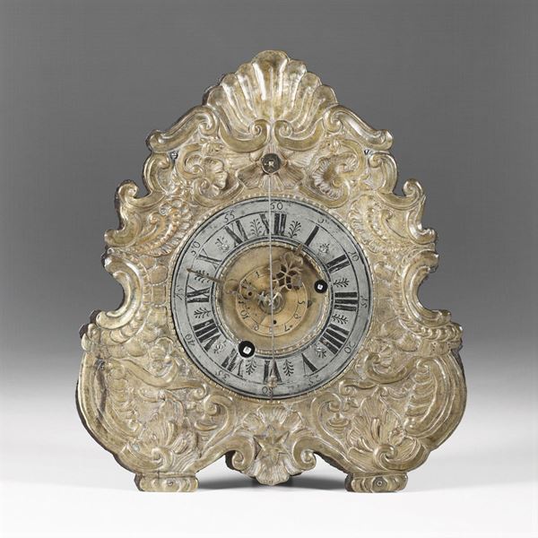 Orologio con cassa in rame sbalzato, XVII secolo