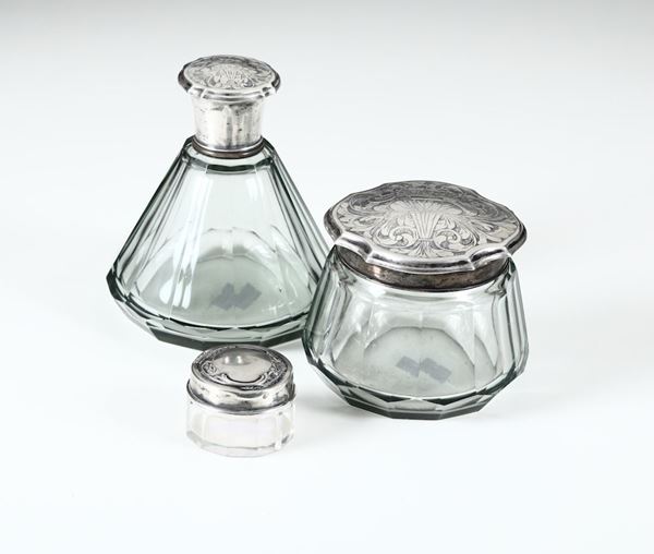 Servizio da toeletta in vetro con coperchi in argento, XX secolo
