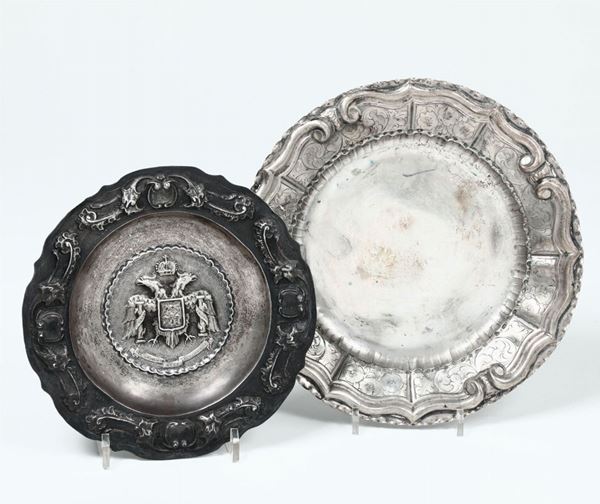 Coppia di piatti in argento sbalzato, XX secolo