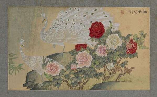 Coppia di dipinti su seta raffiguranti pavoni con peonie e iscrizioni, Cina, inizi XX secolo