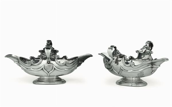 Coppia di saliere in argento fuso e cesellato, bolli di imitazione inglese, XX secolo