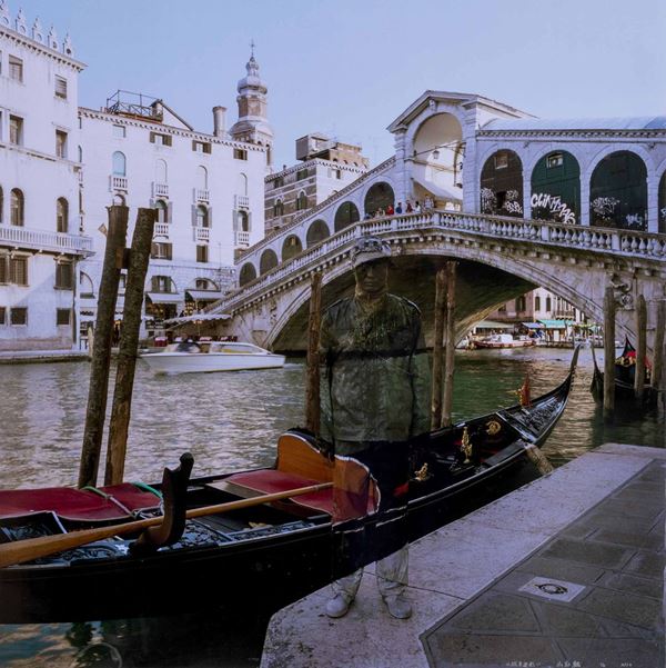 Liu Bolin (1973) Hiding in the Italy - Canal Grande, Ponte di Rialto, Venezia, 2010