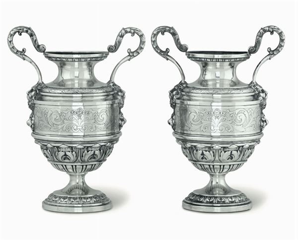 Coppia di anfore in argento. Italia XX secolo