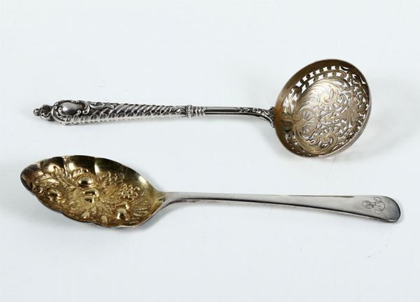 Coppia di cucchiai in argento traforato e dorato. Franci (?) XIX-XX secolo
