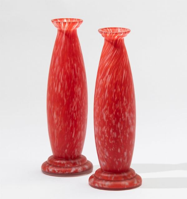 Coppia di piccoli vasi in vetro screziato sui toni del rosso.