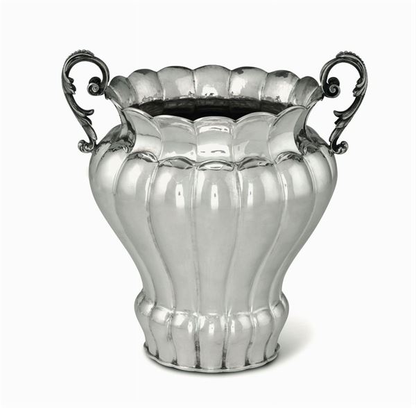 Vaso biansato in argento. Argenteria artistica italiana. Bollo con fascio littorio in uso dal 1935 al 1945.