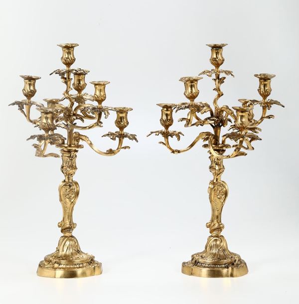 Coppia di candelabri Luigi XV a sette luci in bronzo dorato e cesellato, Francia, XIX secolo