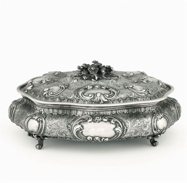 Scatola in argento fuso e cesellato. Argenteria artistica milanese del XX secolo