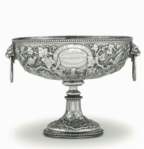 Centrotavola in argento fuso, sbalzato e cesellato. Tiffany New York XX secolo