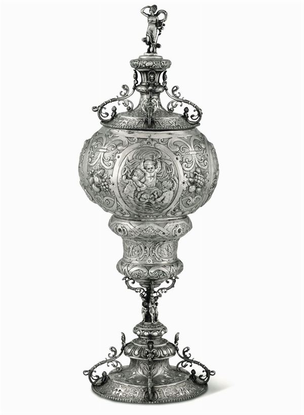 Monumentale coppa in argento fuso, sbalzato e cesellato, probabilmente Germania del XIX-XX secolo