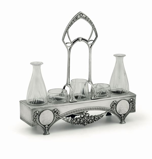 Acetoliera in argento fuso, sbalzato, cesellato e vetro molato, manifattura europea del XX secolo