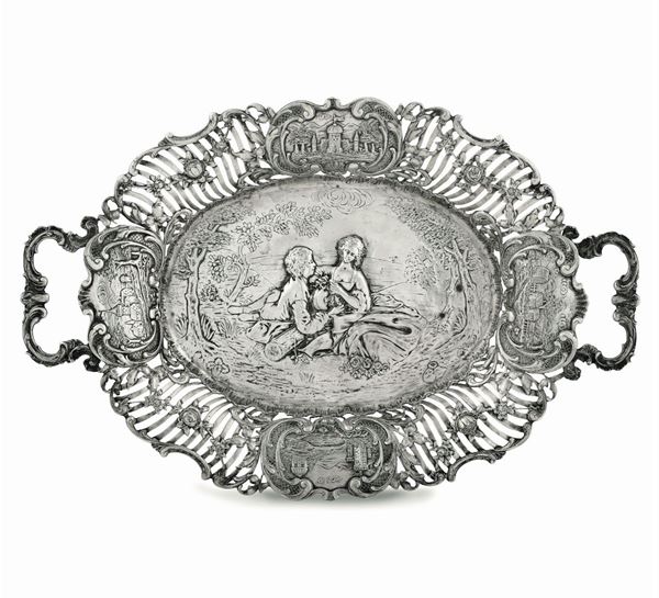 Vassoio in argento traforato e cesellato, manifattura artistica del XX secolo