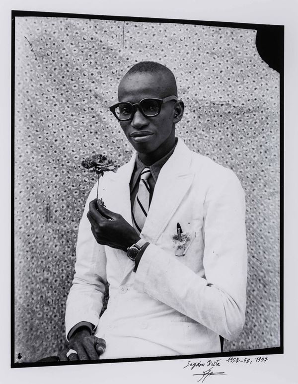 Seydou Keïta (1921-2001) Uomo con fiore, 1997