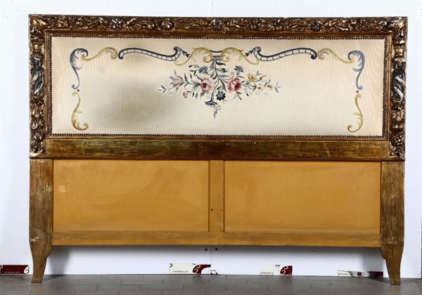 Testata di letto in legno intagliato e dipinto, XIX secolo