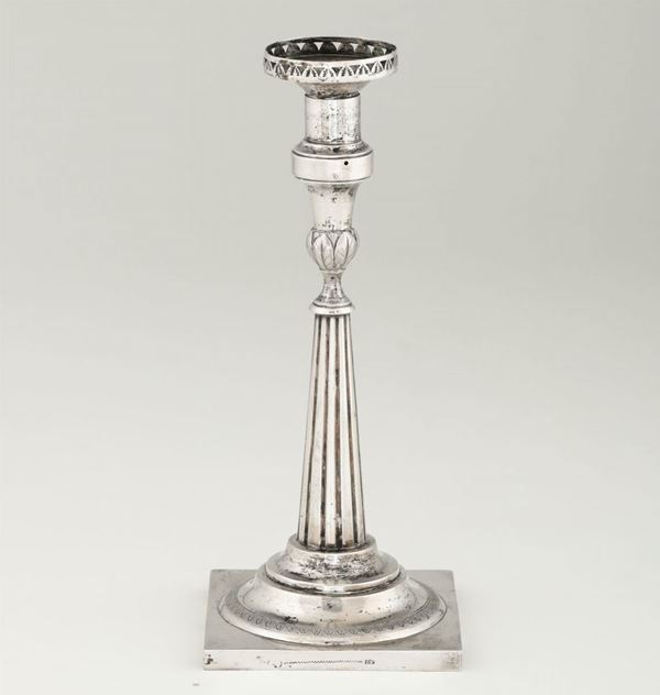 Candeliere in argento fuso, sbalzato e cesellato. Germania XIX secolo