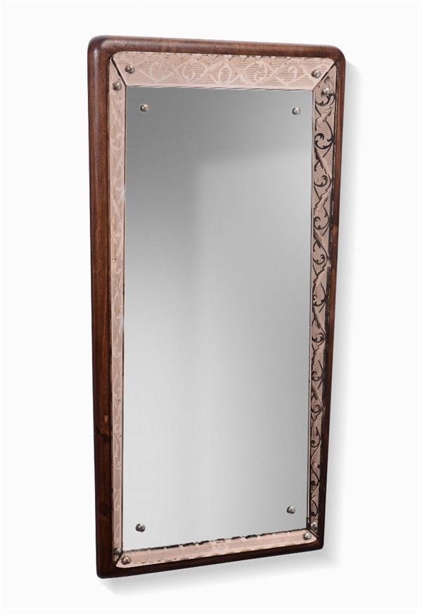 Specchio da parete con profilo in legno e cornice in  vetro specchiato colorato e inciso.