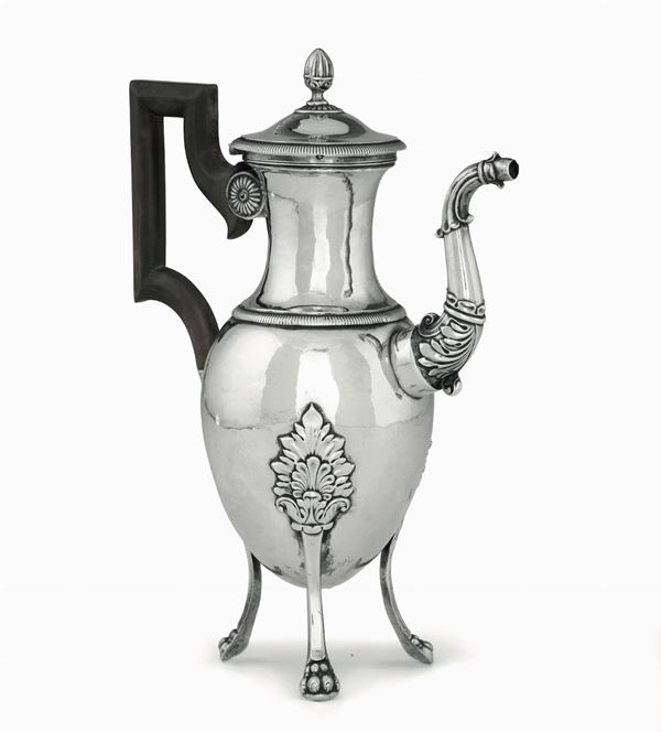 Caffettiera in argento fuso sbalzato e cesellato Francia (Parigi), bolli di titolo in uso dal 1819 al 1838
