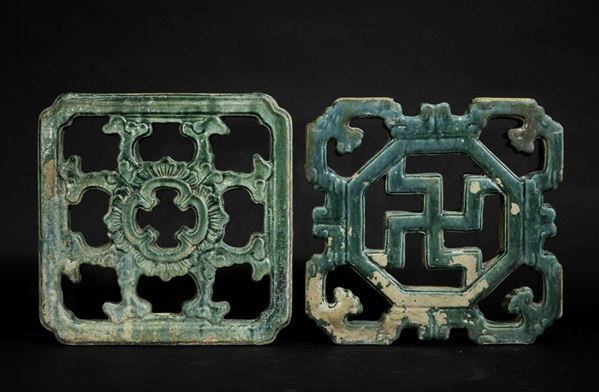 Coppia di elementi in grÃ¨s a smalti policromi con decori geometrici e floreali, Cina, Dinastia Ming, XIV-XVII secolo