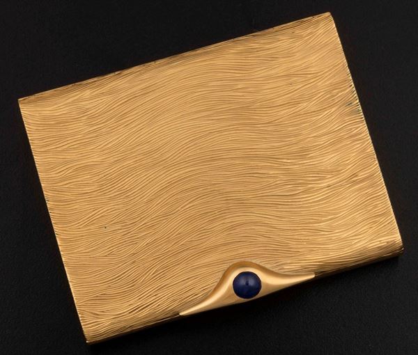 Sapphire and gold powder compact
