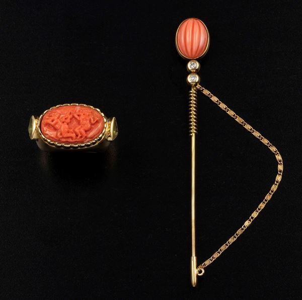 Lotto composto da uno spillone con corallo inciso e diamanti taglio huit-huit ed un anello con cammeo in corallo e peridoti