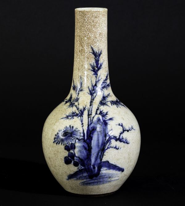 Vaso a bottiglia in porcellana a smalti policromi con decoro naturalistico sui toni del blu su fondo color pesca, Cina, Dinastia Qing, epoca Guangxu (1875-1908)