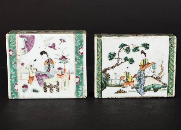Coppia di elementi in porcellana a smalti policromi raffiguranti scene di vita comune con cortigiane e bambini, Cina, inizi XX secolo