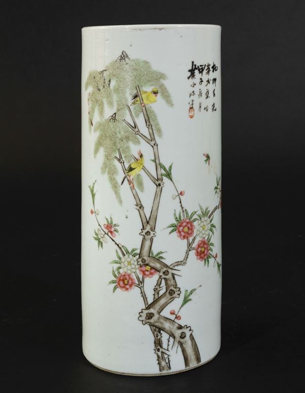 Vaso cilindrico in porcellana a smalti policromi con decoro di uccellini tra rami fioriti e iscrizione, Cina, inizi XX secolo