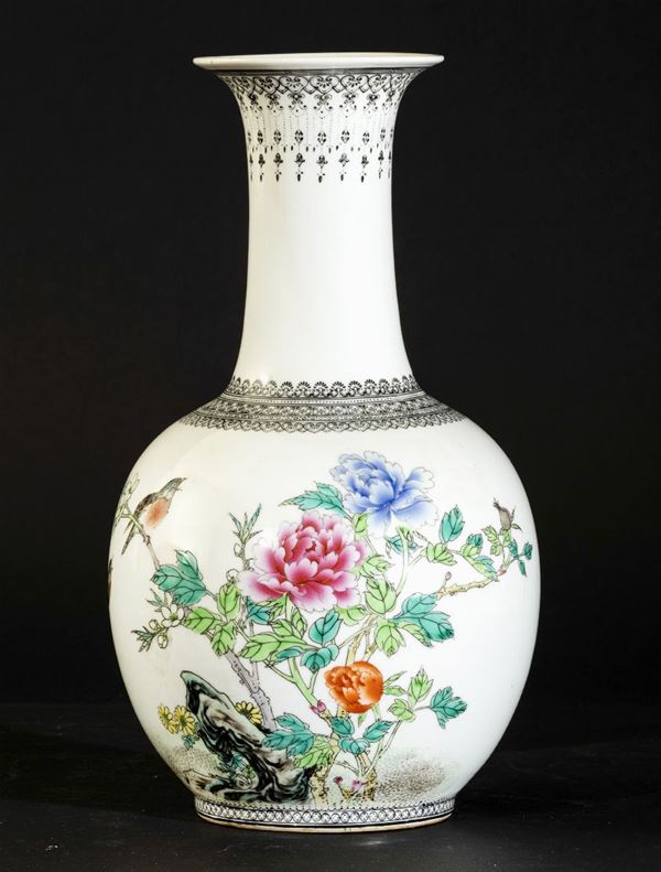 Vaso a bottiglia in porcellana a smalti policromi con decoro naturalistico di uccellini e fiori e iscrizione, Cina, inizi XX secolo
