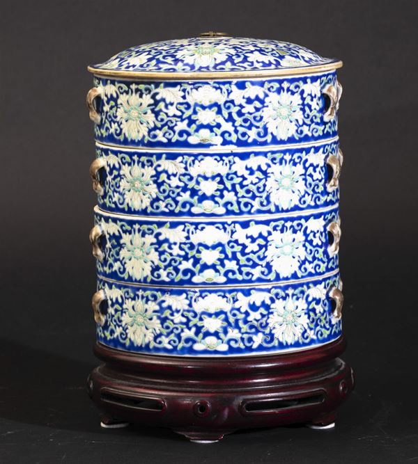 Portavivande in porcellana a smalti policromi con decoro a motivi di fiori di loto su fondo blu, Cina, Dinastia Qing, XIX secolo