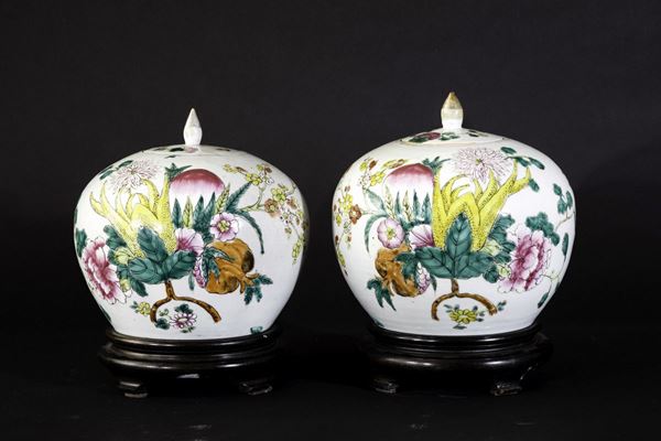 Coppia di potiches in porcellana a smalti policromi con decori naturalistici di fiori e frutti, Cina, XIX secolo