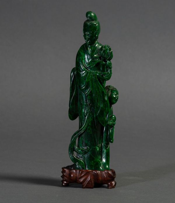 Figura di cortigiana eretta con fiore scolpita in malachite, Cina, XX secolo