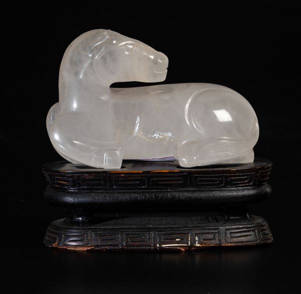 Piccola figura di cavallo accovacciato scolpita in quarzo, Cina, XX secolo