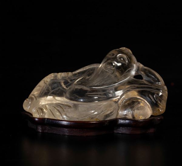 Piccola figura di saggio sdraiato scolpita in cristallo di rocca, Cina, XX secolo