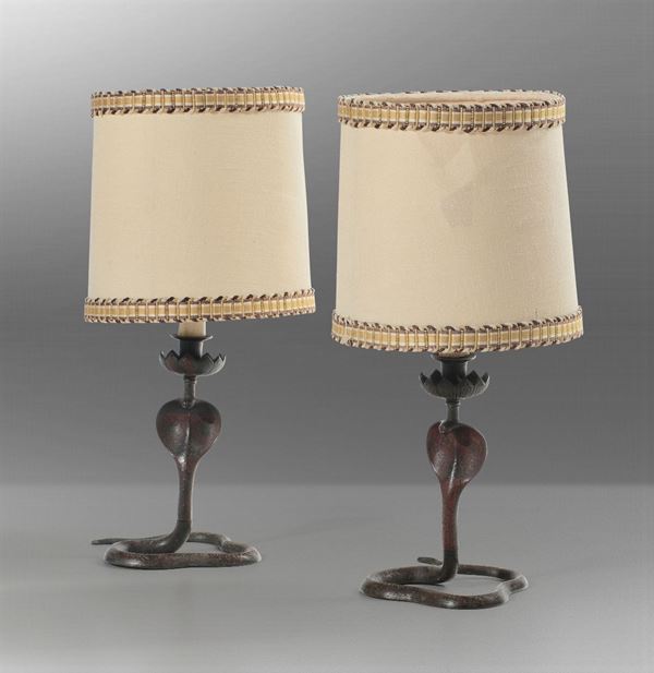 Coppia lampade da tavolo in bronzo e paralume in tessuto.