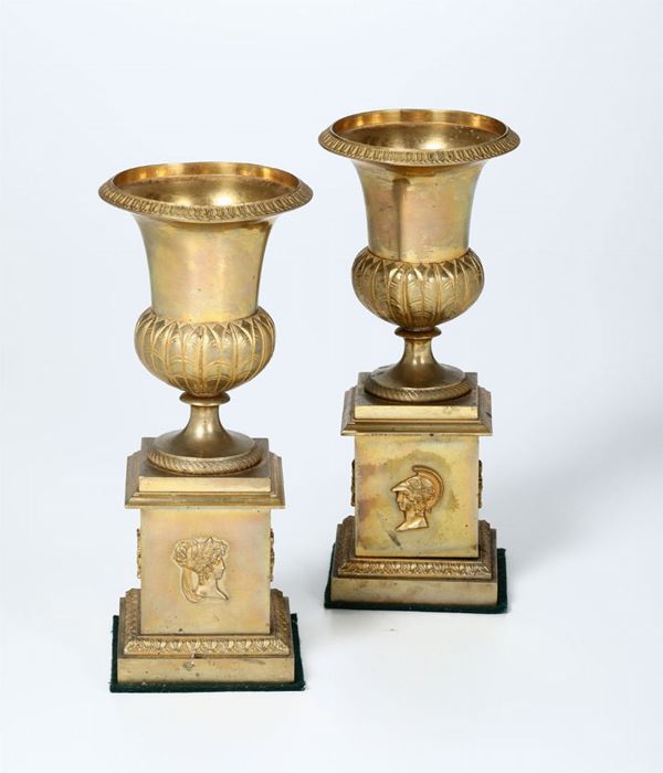 Coppia di vasi tipo medicei in bronzo dorato, XIX-XX secolo
