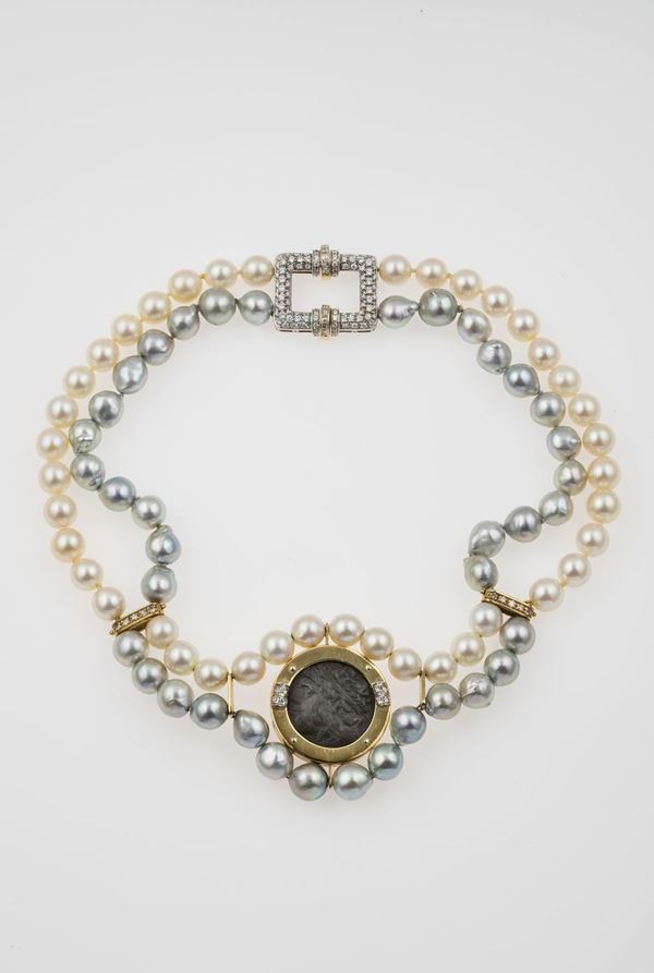 Girocollo composto da perle bianche e grigie con moneta e piccoli diamanti