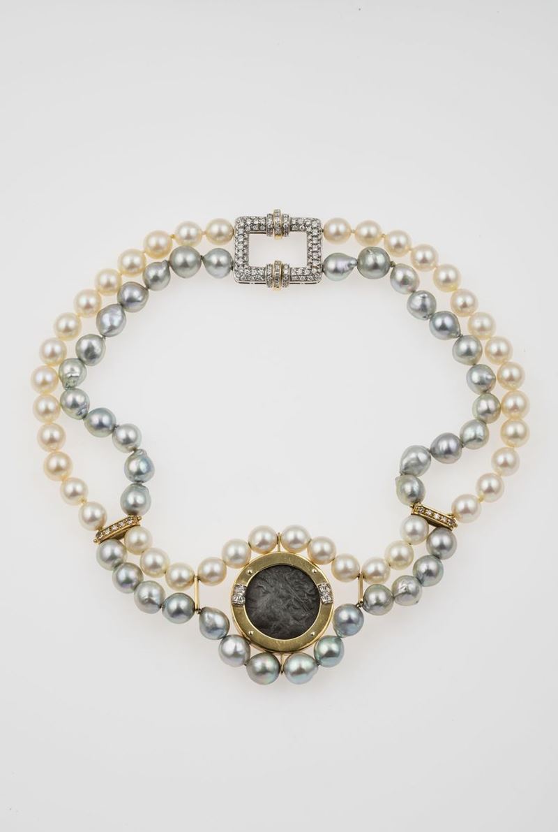 Girocollo composto da perle bianche e grigie con moneta e piccoli diamanti  - Auction Spring Jewels - I - Cambi Casa d'Aste