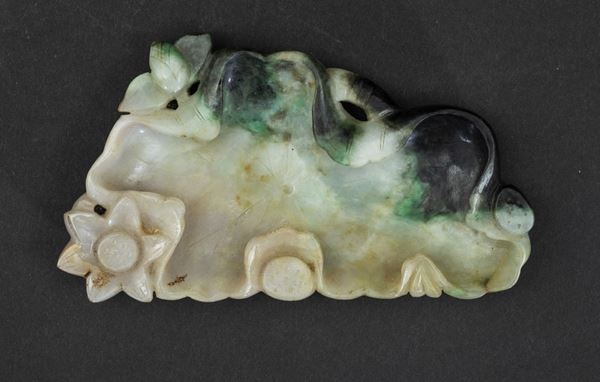 Sciacquapennelli scolpito in giadeite a foggia di foglia con elementi vegetali a rilievo, Cina, inizi XX secolo