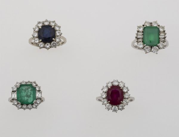 Lotto composto da un anello con zaffiro basaltico, un anello con rubino Burma, un anello con smeraldo Colombia ed un anello con doppietta
