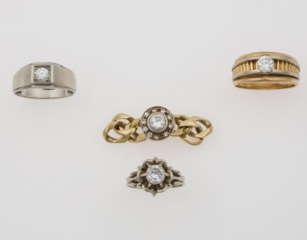 Lotto composto da quattro anelli con diamanti