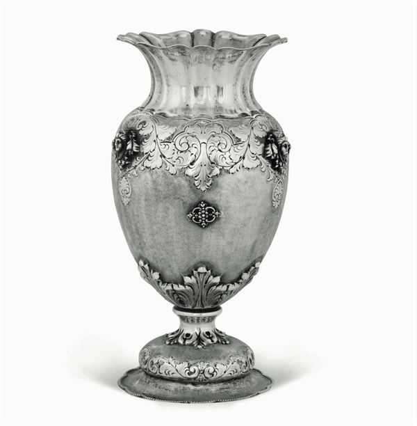 Vaso in argento fuso e cesellato, argenteria artistica Italiana del XX secolo