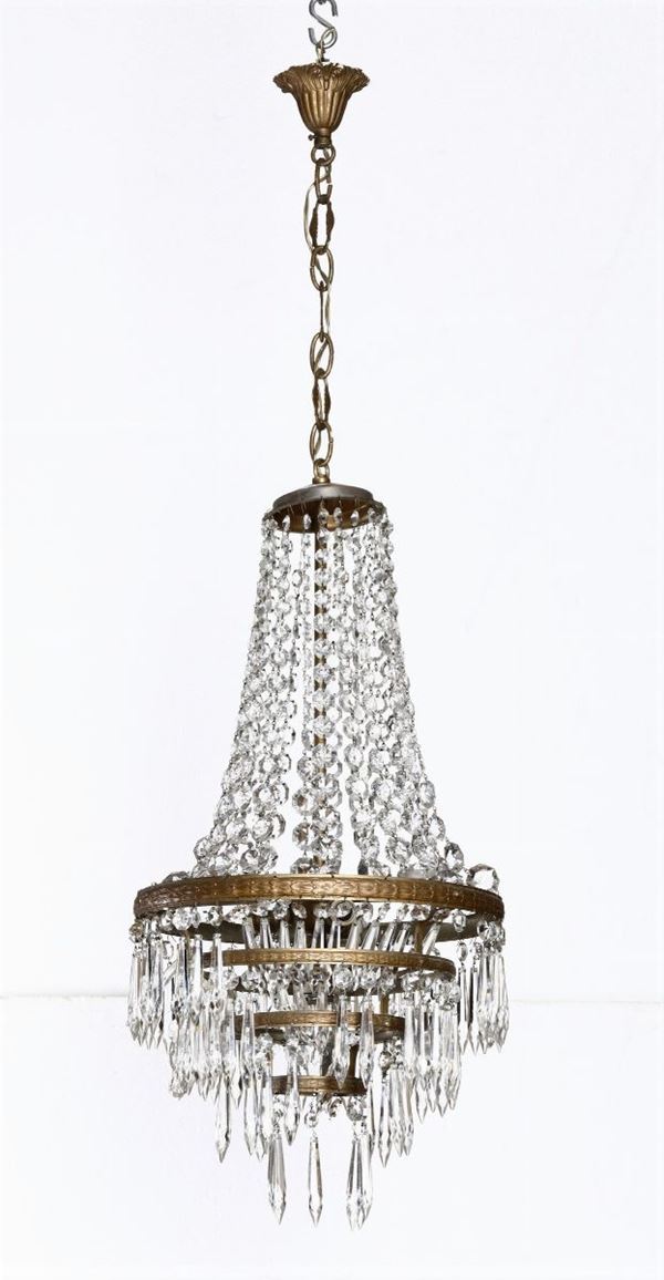 Piccolo lampadario in metallo dorato con gocce in cristallo, XX secolo