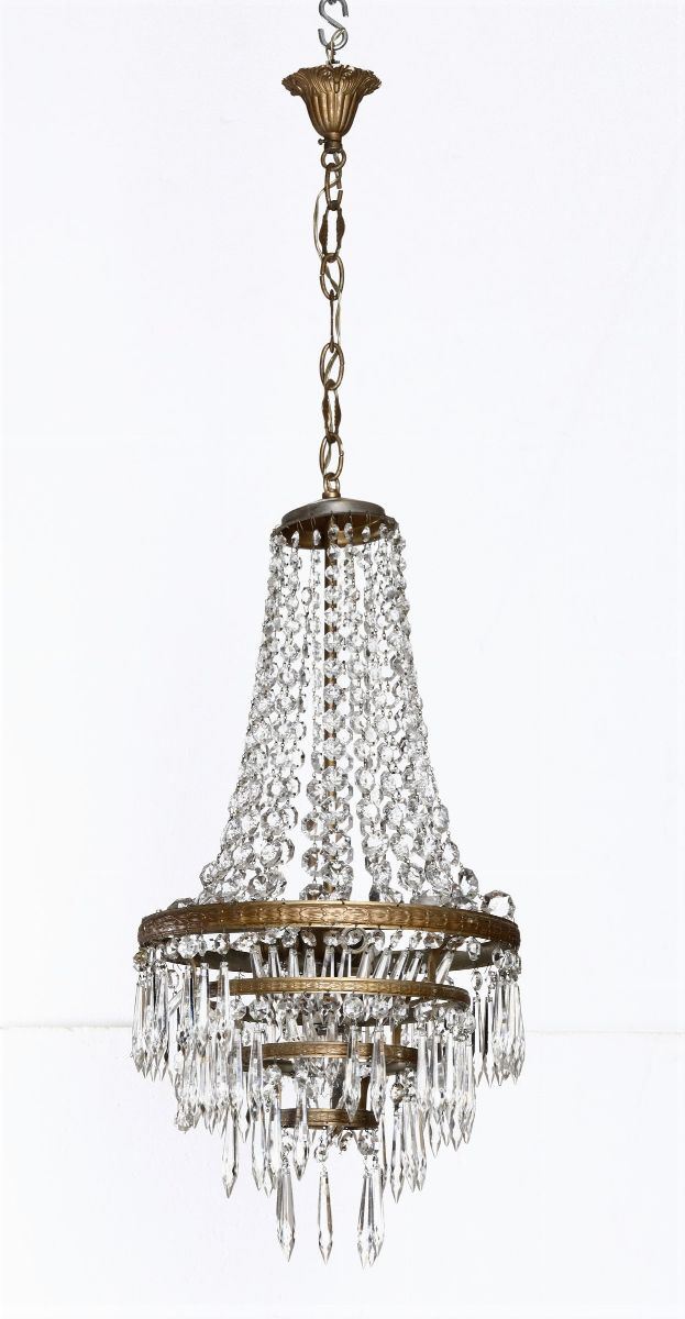 Piccolo lampadario in metallo dorato con gocce in cristallo, XX secolo  - Auction Furnitures, Paintings and Works of Art - Cambi Casa d'Aste