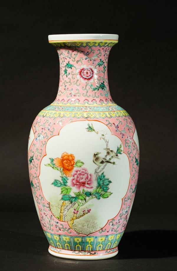 Vaso in porcellana Famiglia Rosa con decoro di uccellini tra i rami entro riserve e motivi floreali, Cina, XX secolo