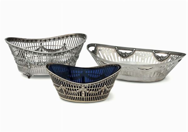 Tre cestini centrotavola in argento fuso, cesellato e vetro blu cobalto, argenteria artistica italiana del XX secolo