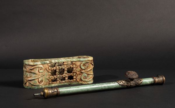 Lotto composto da pipa da oppio e cuscino in giada, Cina, inizi XX secolo