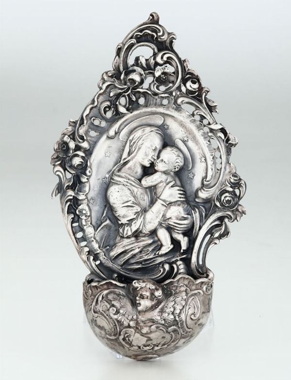 Acquasantiera in argento con raffigurazione di Madonna con Bambino e testa di cherubino. Manifattura italiana del XX secolo