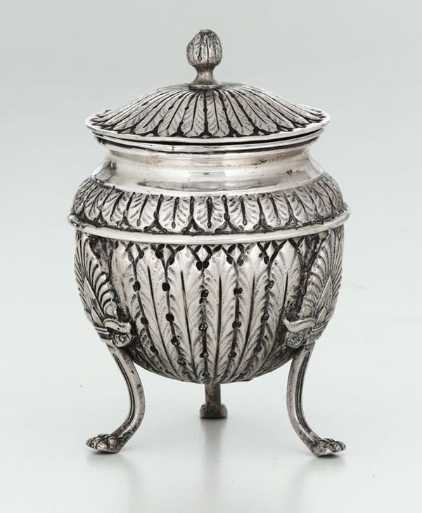 Zuccheriera in argento fuso, sbalzato e cesellato, Genova, in stile del del XVIII secolo, bollo della Torretta senza datario.