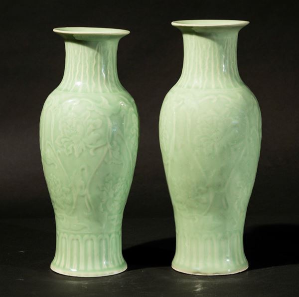 Coppia di vasi in porcellana celadon con decoro floreale, Cina, XX secolo