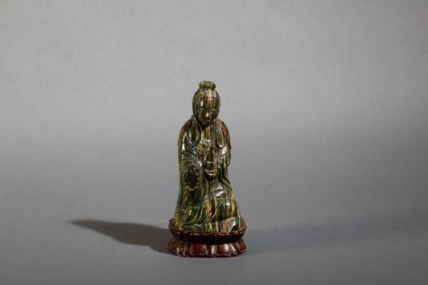 Figura di Guanyin seduta con collana da preghiera scolpita in pietra dura, Cina, Dinastia Qing, XVIII secolo